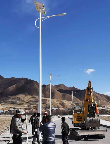 甘南碌曲10米皮山太阳能路灯项目